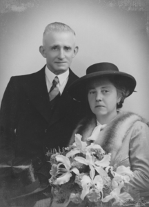 876156 Portret (trouwfoto) van Johanna Arnolda ('Jopie') Siskens en Jacobus Cornelis ('Co') Kletter, uit de Lange ...